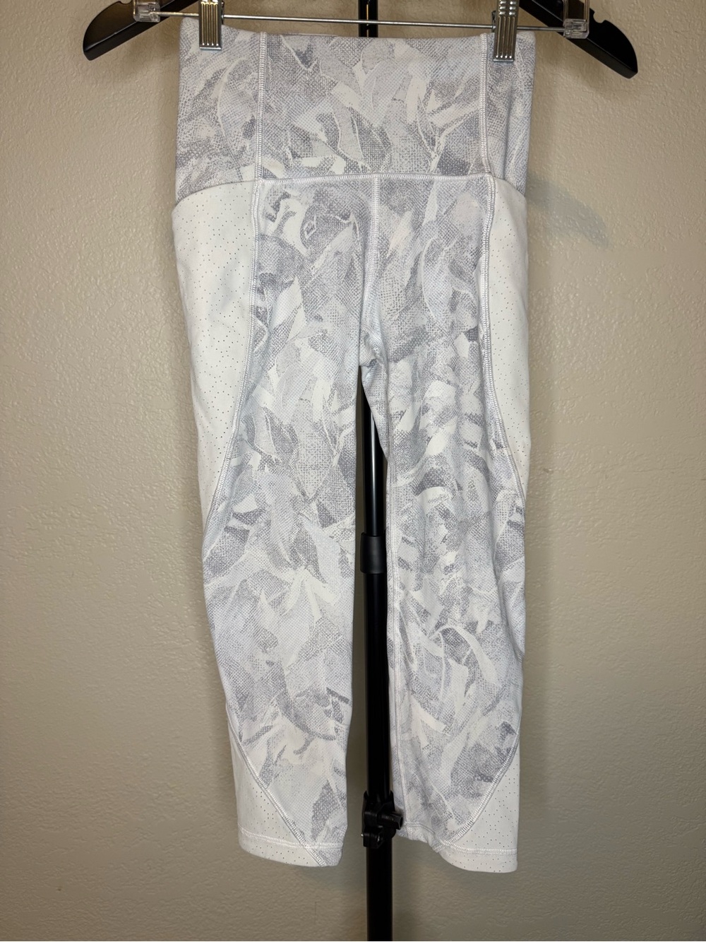 Lululemon Run‎ Inspire Crop II Leggings Women's Size 2 – White Gray Print